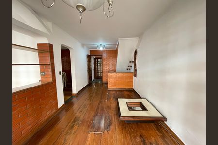 Casa à venda com 272m², 4 quartos e 3 vagas Casa à venda com 272m², 4 quartos e 3 vagasSala
