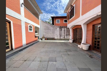 Casa à venda com 272m², 4 quartos e 3 vagas Casa à venda com 272m², 4 quartos e 3 vagasQuintal