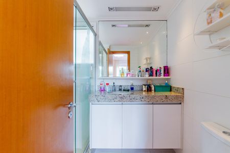 Banheiro de apartamento à venda com 2 quartos, 82m² em São João, Porto Alegre