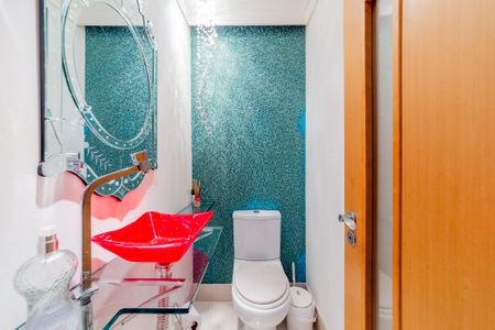 Banheiro de apartamento à venda com 2 quartos, 82m² em São João, Porto Alegre