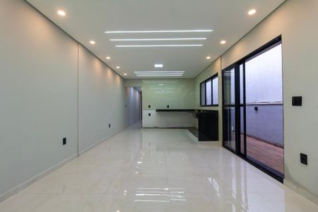 Casa para alugar com 176m², 2 quartos e 2 vagas Casa para alugar com 176m², 2 quartos e 2 vagasSala e cozinha