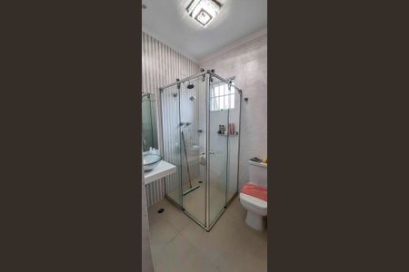 Casa à venda com 460m², 4 quartos e 8 vagasBanheiro da Suíte 2