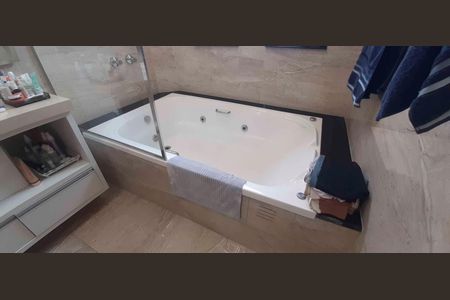 Casa à venda com 460m², 4 quartos e 8 vagasBanheiro da Suíte 1