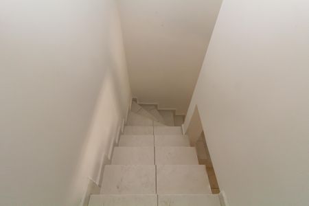 Casa à venda com 136m², 2 quartos e 2 vagas Casa à venda com 136m², 2 quartos e 2 vagasEscada