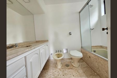 Apartamento à venda com 296m², 4 quartos e 3 vagas Apartamento à venda com 296m², 4 quartos e 3 vagasBanheiro da Suíte 1