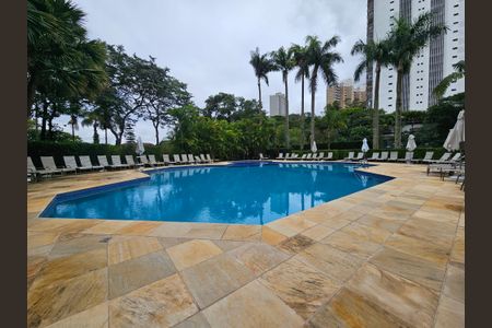 Apartamento à venda com 296m², 4 quartos e 3 vagas Apartamento à venda com 296m², 4 quartos e 3 vagasÁrea comum - Piscina