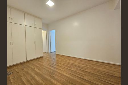 Apartamento à venda com 296m², 4 quartos e 3 vagas Apartamento à venda com 296m², 4 quartos e 3 vagasEscritório