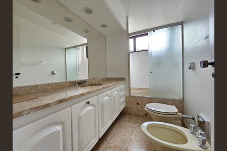 Apartamento à venda com 296m², 4 quartos e 3 vagas Apartamento à venda com 296m², 4 quartos e 3 vagasBanheiro da Suíte 3