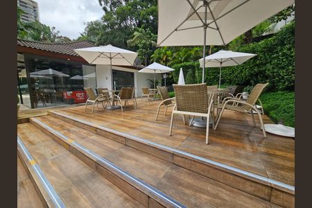 Apartamento à venda com 296m², 4 quartos e 3 vagas Apartamento à venda com 296m², 4 quartos e 3 vagasÁrea comum - Piscina