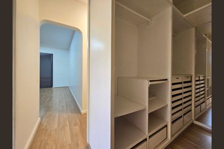 Apartamento à venda com 296m², 4 quartos e 3 vagas Apartamento à venda com 296m², 4 quartos e 3 vagasCloset da suíte 4