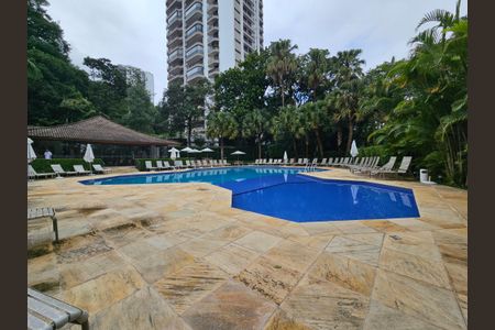 Apartamento à venda com 296m², 4 quartos e 3 vagas Apartamento à venda com 296m², 4 quartos e 3 vagasÁrea comum - Piscina