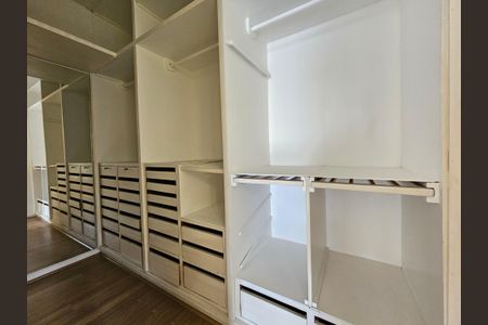 Apartamento à venda com 296m², 4 quartos e 3 vagas Apartamento à venda com 296m², 4 quartos e 3 vagasCloset da suíte 4