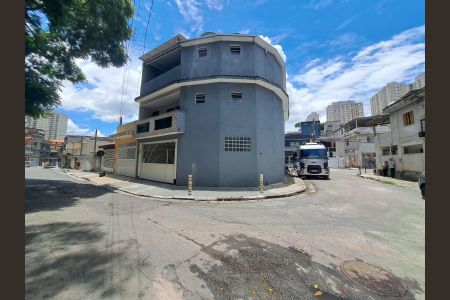 Casa à venda com 380m², 6 quartos e 2 vagas Casa à venda com 380m², 6 quartos e 2 vagasFachada