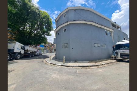 Casa à venda com 380m², 6 quartos e 2 vagas Casa à venda com 380m², 6 quartos e 2 vagasFachada