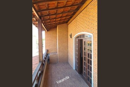 Casa à venda com 236m², 3 quartos e 3 vagasVARANDA