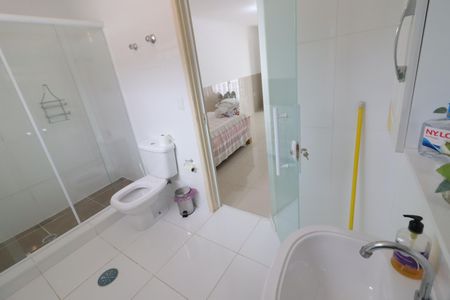Casa à venda com 283m², 3 quartos e 6 vagasBanheiro da Suíte 2