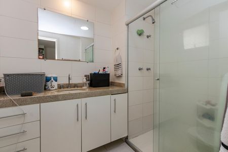 Apartamento à venda com 74m², 2 quartos e 2 vagasBanheiro da Suíte