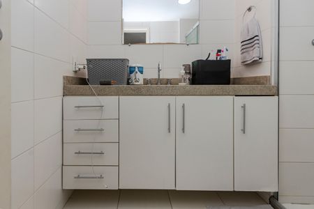Apartamento à venda com 74m², 2 quartos e 2 vagasBanheiro da Suíte