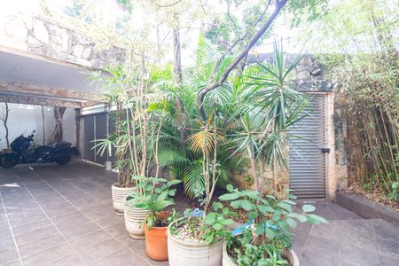 Casa à venda com 300m², 4 quartos e 4 vagasGaragem
