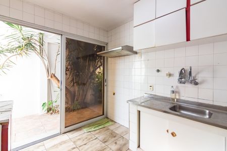 Casa à venda com 300m², 4 quartos e 4 vagasCozinha 
