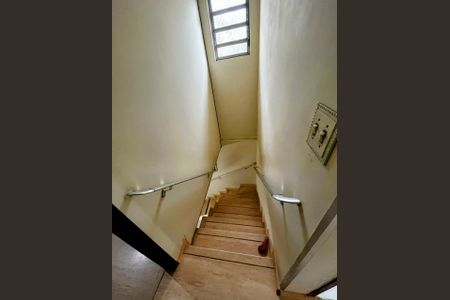 Casa à venda com 206m², 3 quartos e 2 vagas Casa à venda com 206m², 3 quartos e 2 vagasEscada