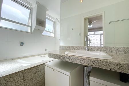 Apartamento para alugar com 120m², 3 quartos e 1 vaga Apartamento para alugar com 120m², 3 quartos e 1 vagaBanheiro da Suíte 1