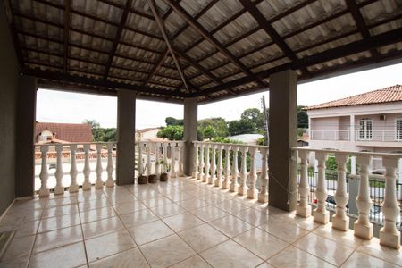 Casa de condomínio para alugar com 600m², 3 quartos e 4 vagasSacada