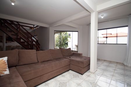 Casa de condomínio para alugar com 600m², 3 quartos e 4 vagasSala 2