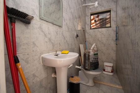 Casa de condomínio para alugar com 600m², 3 quartos e 4 vagasBanheiro de Serviço