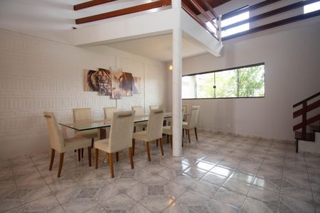 Casa de condomínio para alugar com 600m², 3 quartos e 4 vagasSala 1