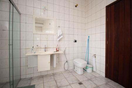 Casa de condomínio para alugar com 600m², 3 quartos e 4 vagasBanheiro da Suíte