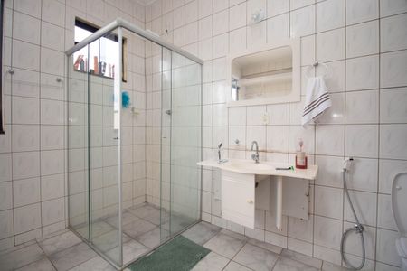 Casa de condomínio para alugar com 600m², 3 quartos e 4 vagasBanheiro da Suíte