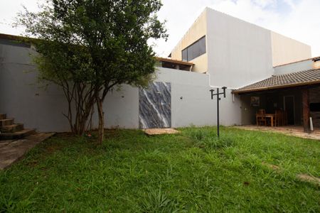 Casa de condomínio para alugar com 600m², 3 quartos e 4 vagasQuintal