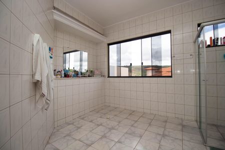 Casa de condomínio para alugar com 600m², 3 quartos e 4 vagasBanheiro da Suíte
