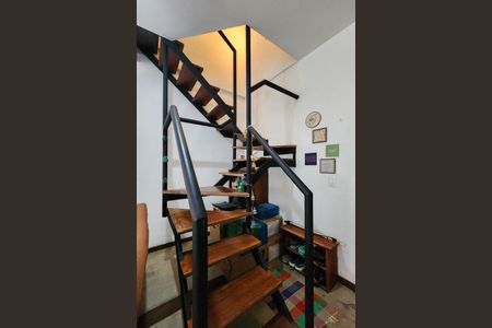 Apartamento à venda com 113m², 2 quartos e 2 vagasEscada