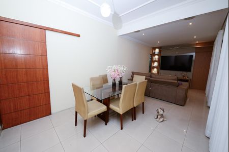 Sala de casa para alugar com 3 quartos, 412m² em Novo Eldorado, Contagem