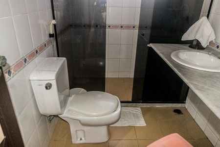 Casa para alugar com 300m², 5 quartos e 3 vagasBanheiro do Quarto 5