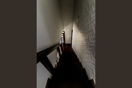 Casa para alugar com 300m², 5 quartos e 3 vagasEscadas