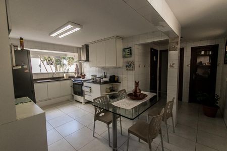 Casa para alugar com 300m², 5 quartos e 3 vagasCozinha