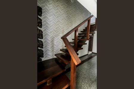 Casa para alugar com 300m², 5 quartos e 3 vagasescadas