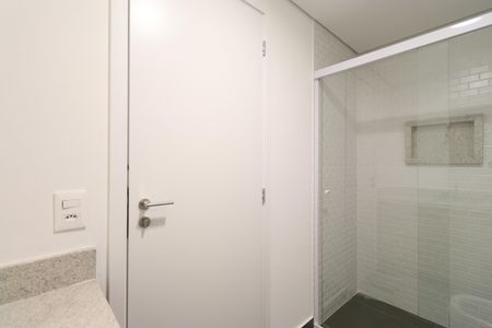 Banheiro da Suíte 1 de apartamento para alugar com 2 quartos, 80m² em Vila Ipojuca, São Paulo