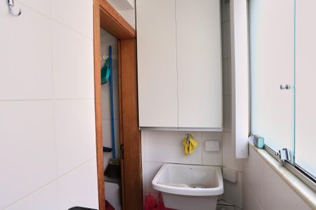 Apartamento à venda com 160m², 4 quartos e 2 vagas Apartamento à venda com 160m², 4 quartos e 2 vagasCozinha e Área de Serviço