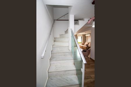 Casa para alugar com 300m², 4 quartos e 1 vaga Casa para alugar com 300m², 4 quartos e 1 vagaEscada