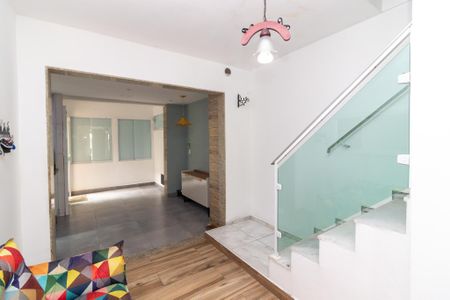 Casa para alugar com 300m², 4 quartos e 1 vaga Casa para alugar com 300m², 4 quartos e 1 vagaHall da Escada