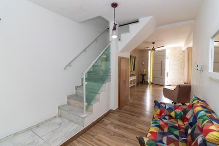 Casa para alugar com 300m², 4 quartos e 1 vaga Casa para alugar com 300m², 4 quartos e 1 vagaHall da Escada
