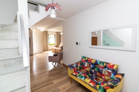 Casa para alugar com 300m², 4 quartos e 1 vaga Casa para alugar com 300m², 4 quartos e 1 vagaHall da Escada