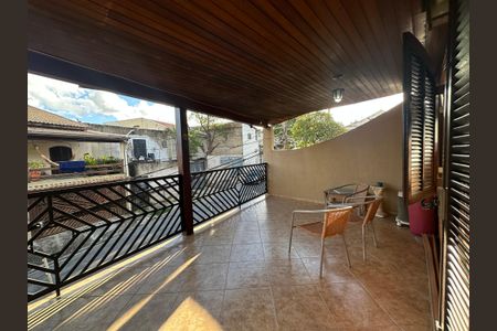 Casa para alugar com 220m², 3 quartos e 2 vagas Casa para alugar com 220m², 3 quartos e 2 vagasVaranda