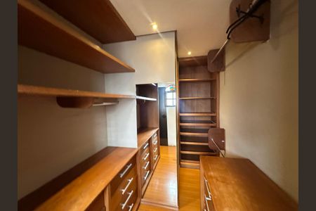 Casa para alugar com 220m², 3 quartos e 2 vagas Casa para alugar com 220m², 3 quartos e 2 vagasCloset da suíte