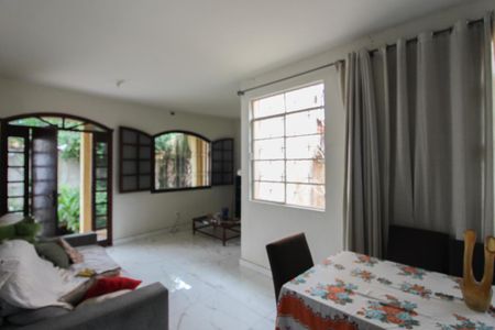 Casa para alugar com 100m², 3 quartos e 2 vagas Casa para alugar com 100m², 3 quartos e 2 vagasSala