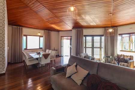 Casa à venda com 325m², 4 quartos e 4 vagas Casa à venda com 325m², 4 quartos e 4 vagasSala